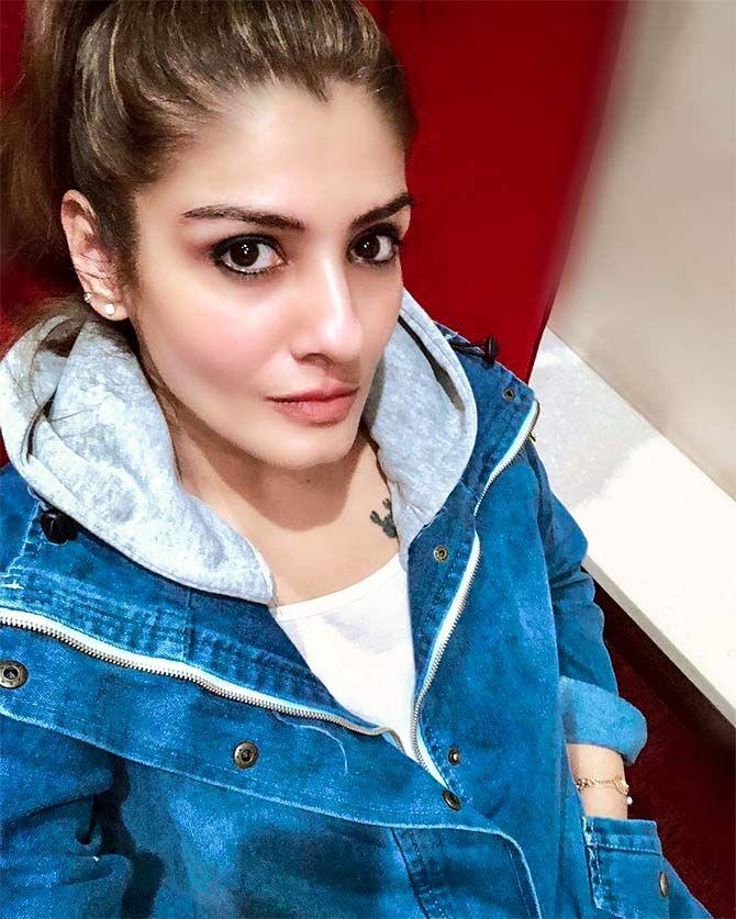 30+ Raveena Tandon Looks Elegantly H0T In A Saree & Latest Photos