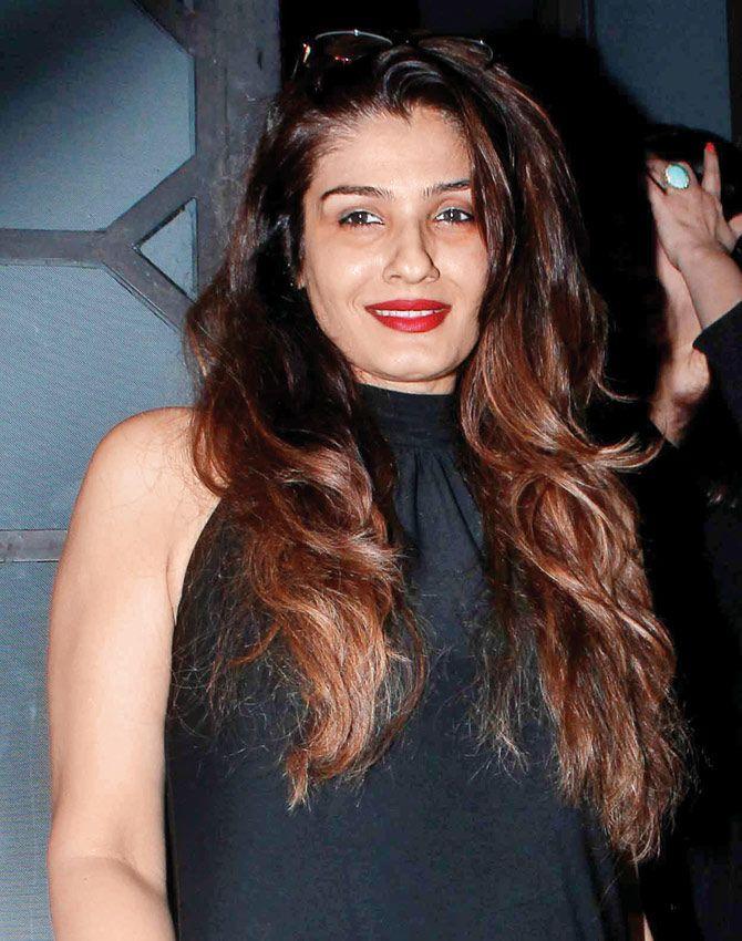 30+ Raveena Tandon Looks Elegantly H0T In A Saree & Latest Photos