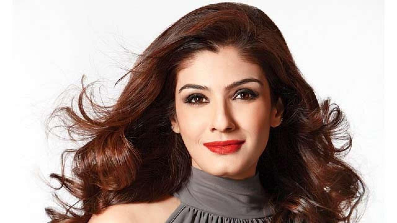 30+ Raveena Tandon Looks Elegantly H0T In A Saree & Latest Photos