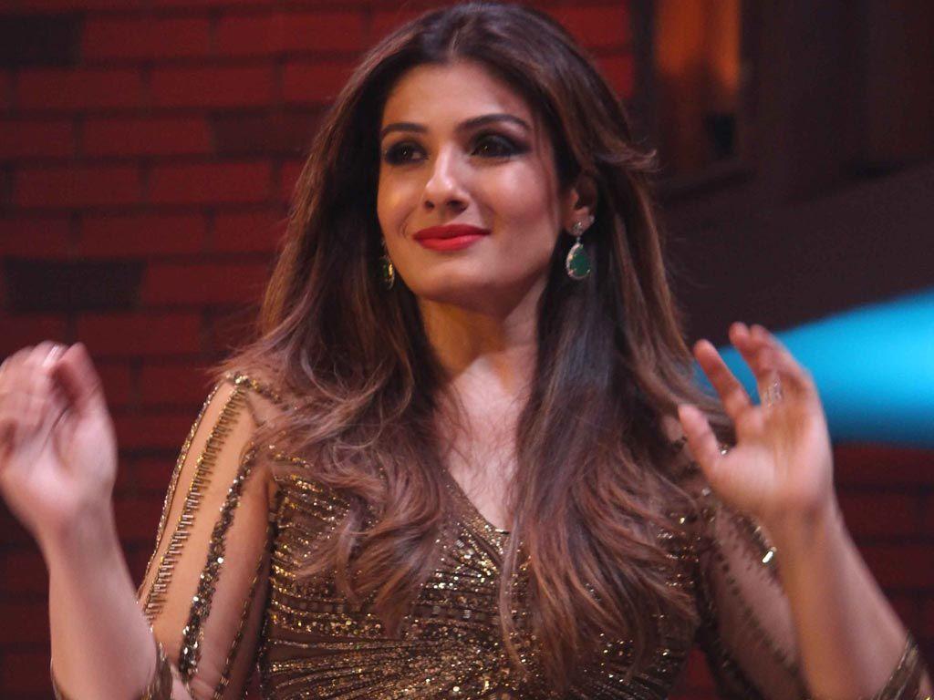 30+ Raveena Tandon Looks Elegantly H0T In A Saree & Latest Photos