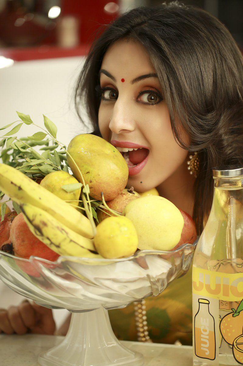 50 Hot & Spicy UNSEEN Photo's of Actress Sanjjanaa