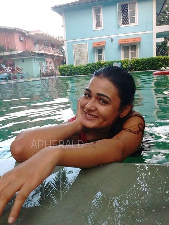 ARJUN REDDY girl Shalini Pandey Never Seen SENSUOUS Photo Collections