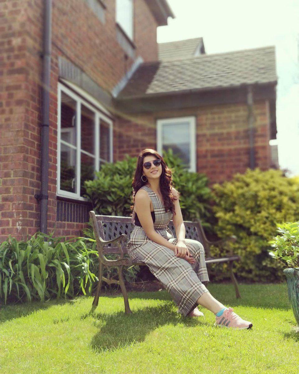 Absolutely Stunning Beauty Mehreen Pirzada Latest Unseen Photo Stills