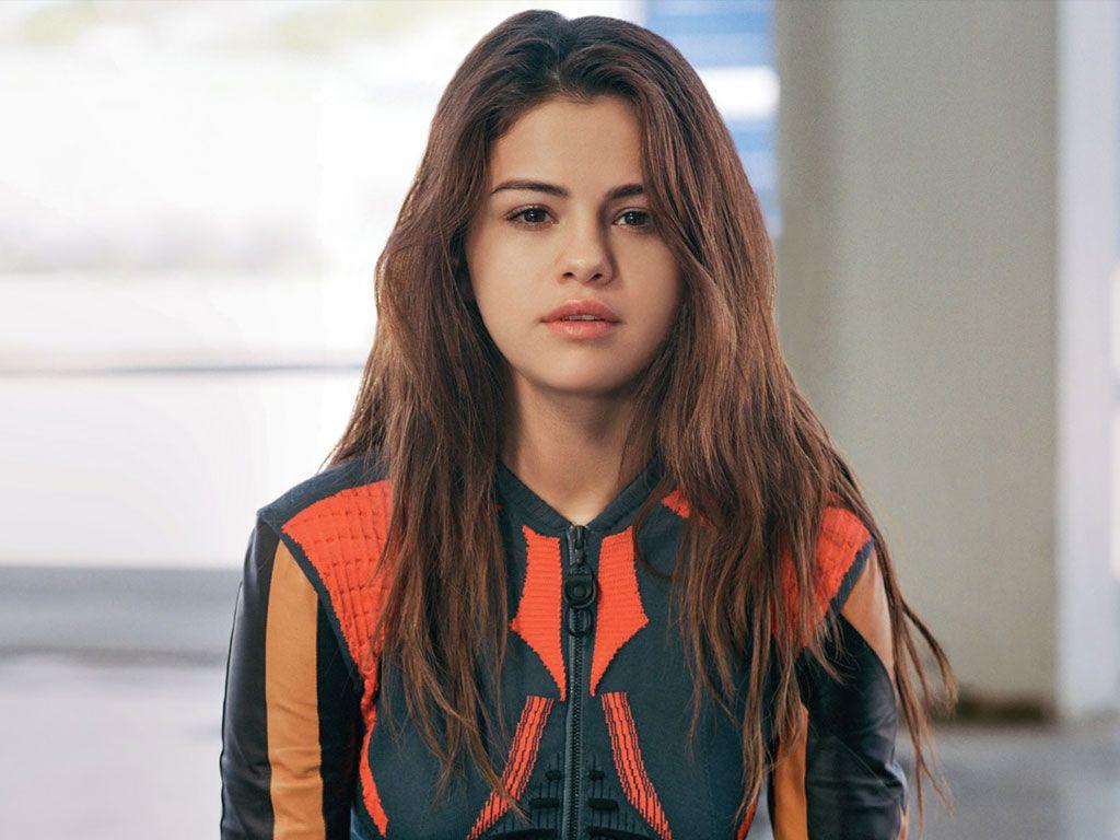 Actress & Singer Selena Gomez Unseen Hot Close UP HD Wallpapers