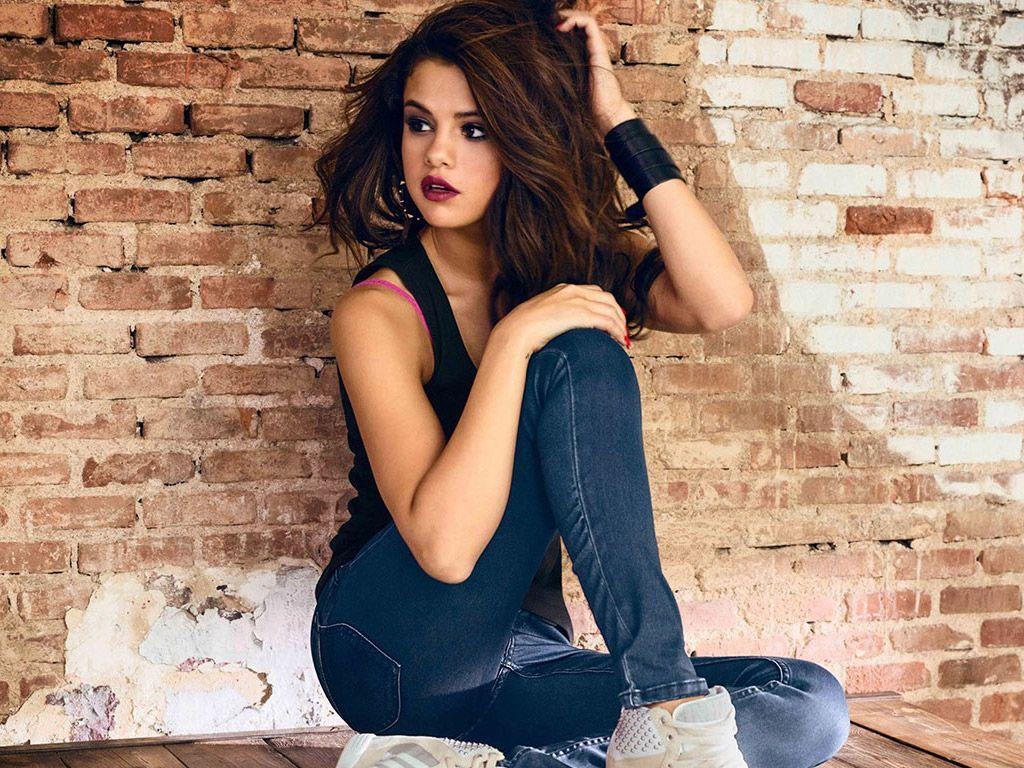 Actress & Singer Selena Gomez Unseen Hot Close UP HD Wallpapers