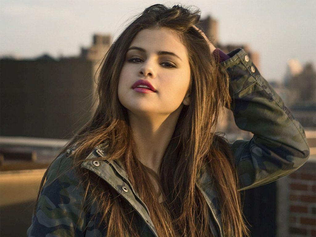 Actress & Singer Selena Gomez Unseen Hot Close UP HD Wallpapers