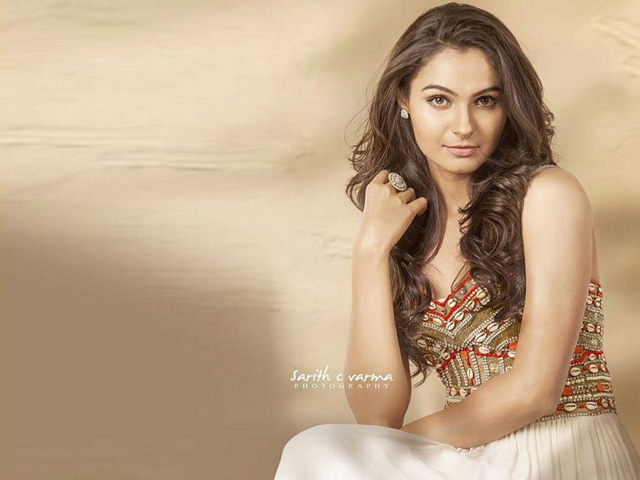 B'DAY Special: Actress Andrea Jeremiah Unseen & Rare Hot Photos Collection