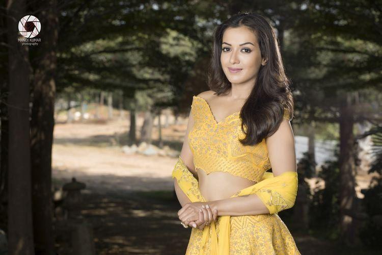 Actress Catherine Tresa New Photos