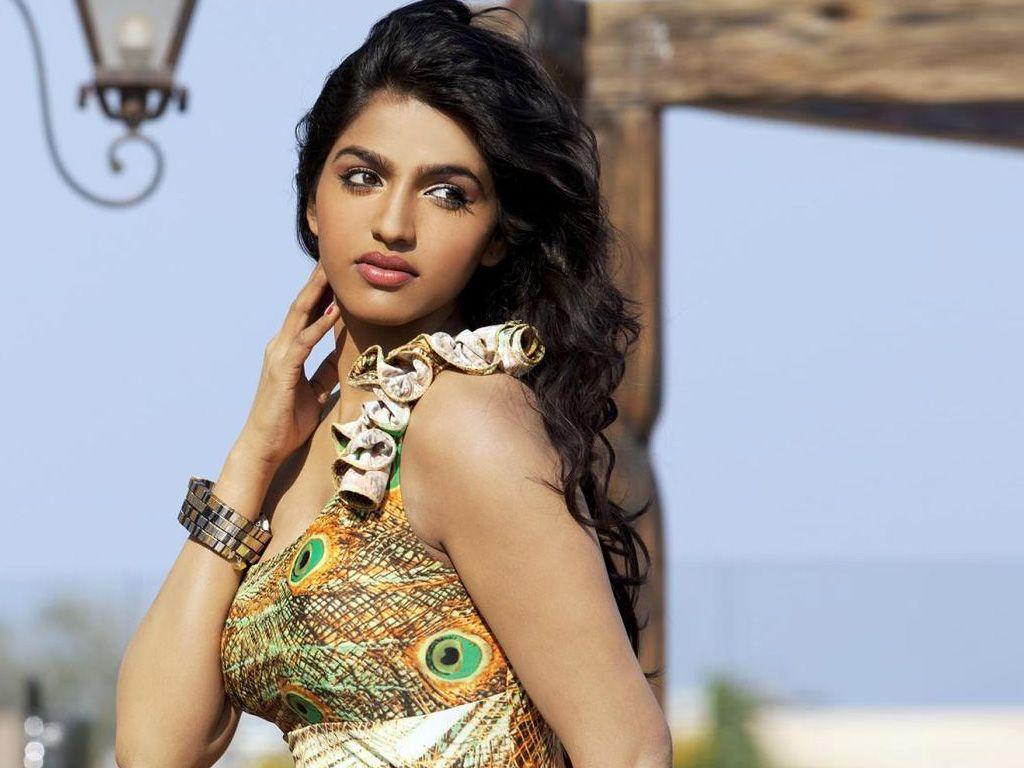 Actress Dhansika Never Seen Photos Collections!