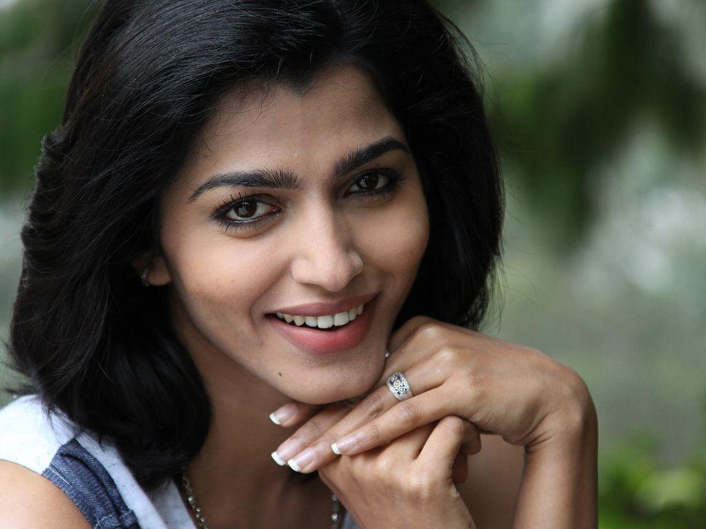 Actress Dhansika Never Seen Photos Collections!