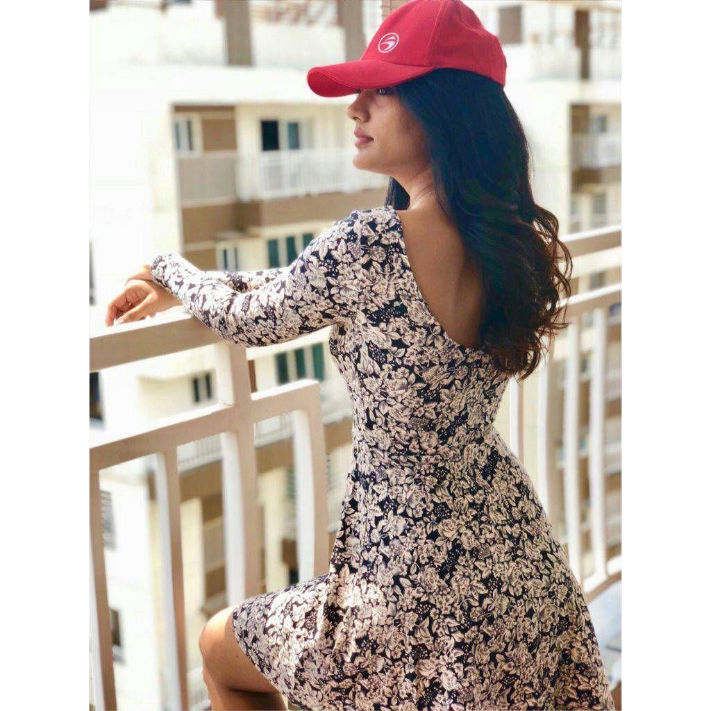 Actress Eesha Rebba Latest Stunning Photoshoot Stills