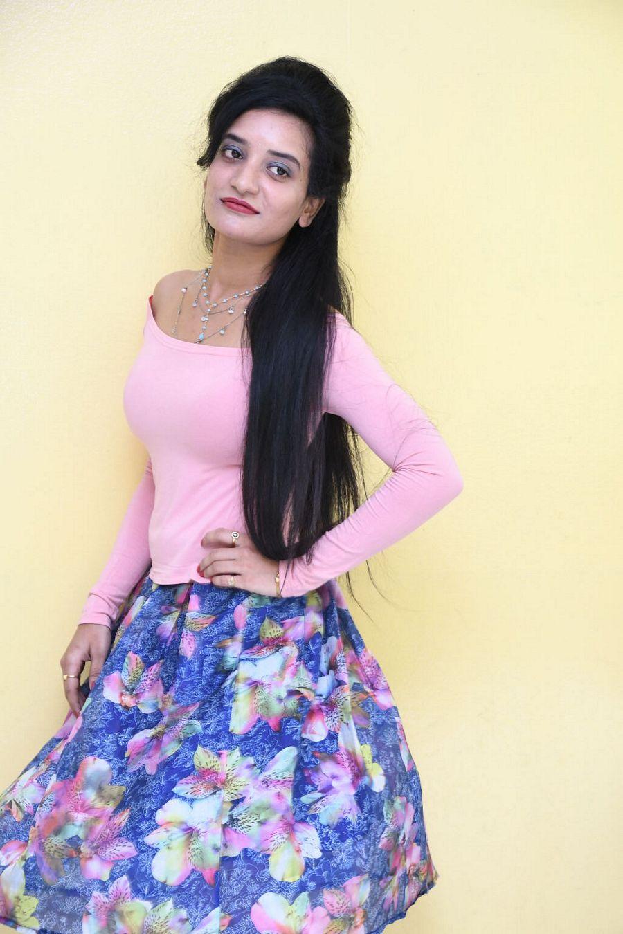 Actress Janani Iyer Latest Stills