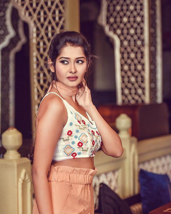 Actress Kanchi Singh New Pics & Wallpapers