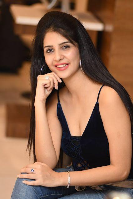 Actress Kashish Vohra Latest Hot & Spicy Stills