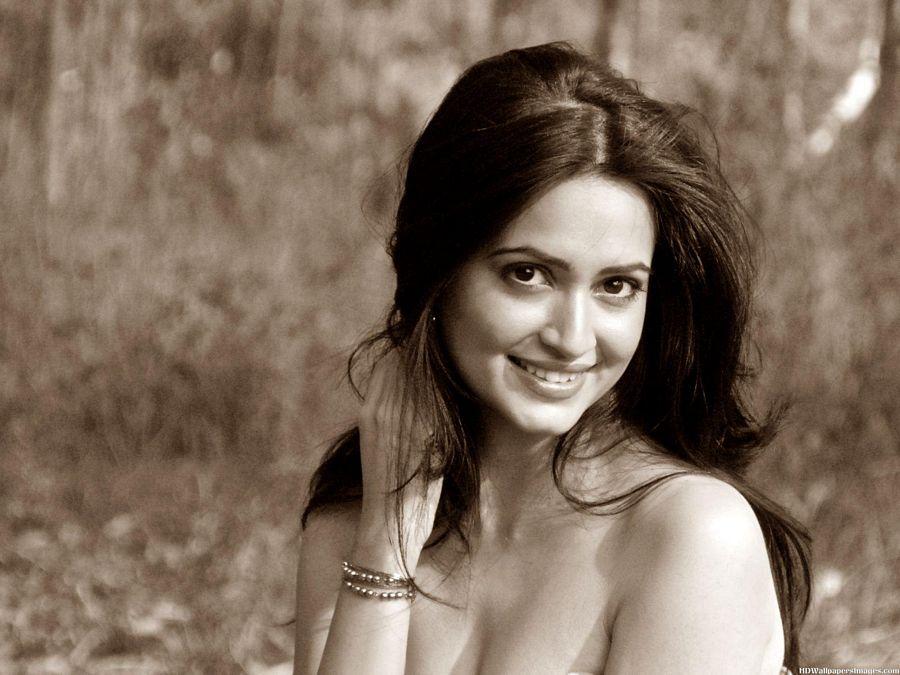 Actress Kriti Kharbanda Latest HD Wallpapers