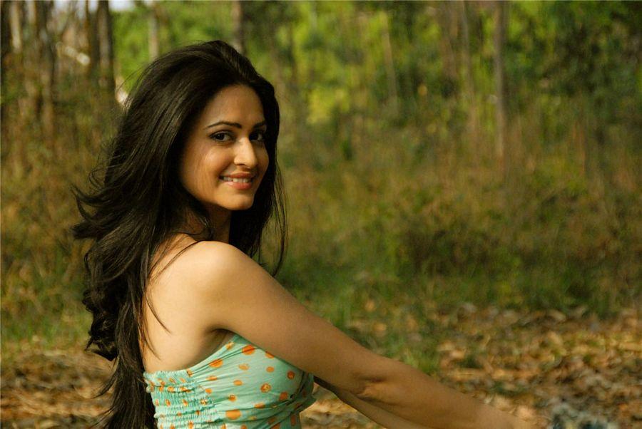 Actress Kriti Kharbanda Latest HD Wallpapers