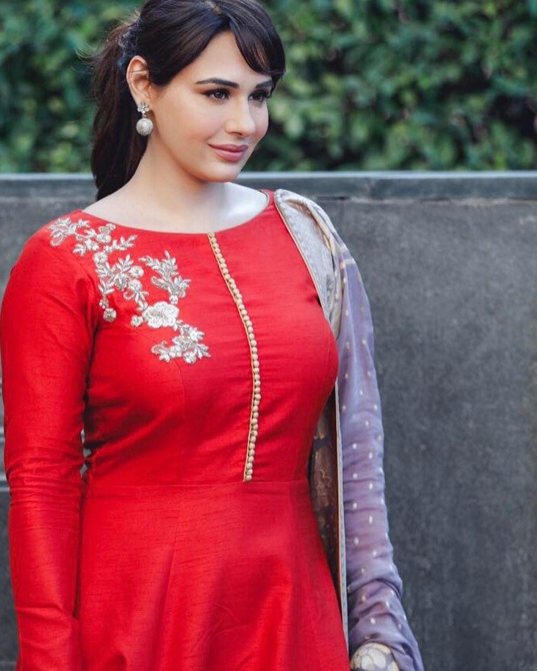 Actress Mandy Takhar Latest Hot Stills