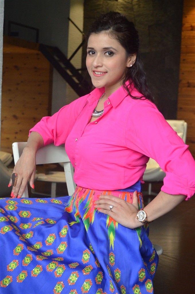 Actress Mannara Chopra Latest Photos