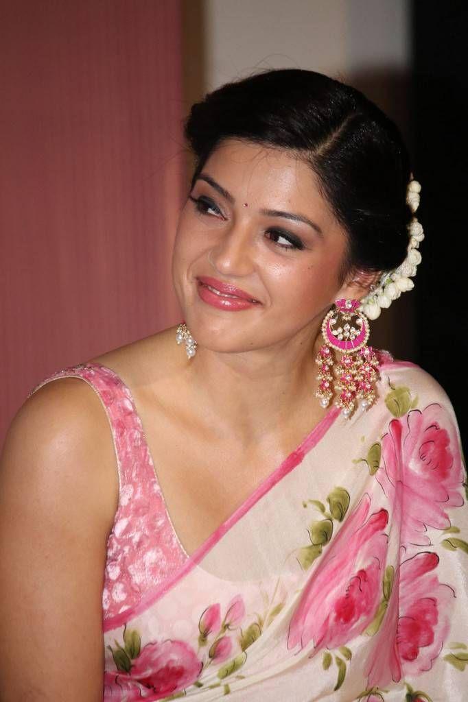 Actress Mehreen Kaur Latest 2017 Saree's Photo Stills