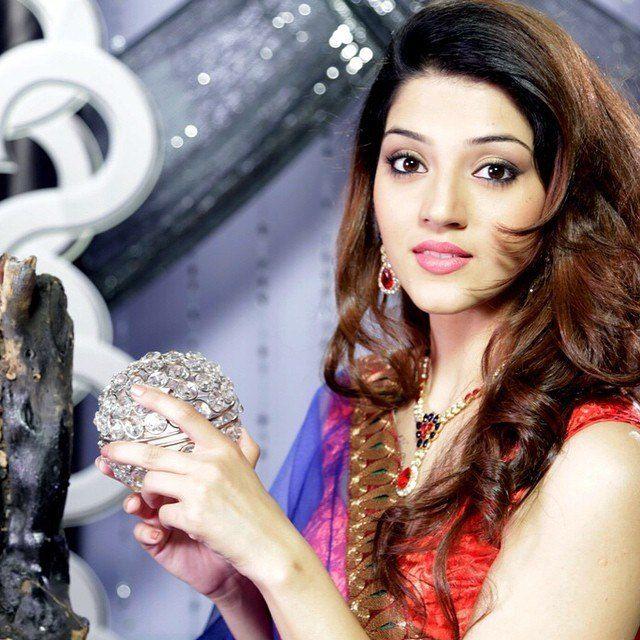 Actress Mehreen Pirzada Rare & Unseen Photos