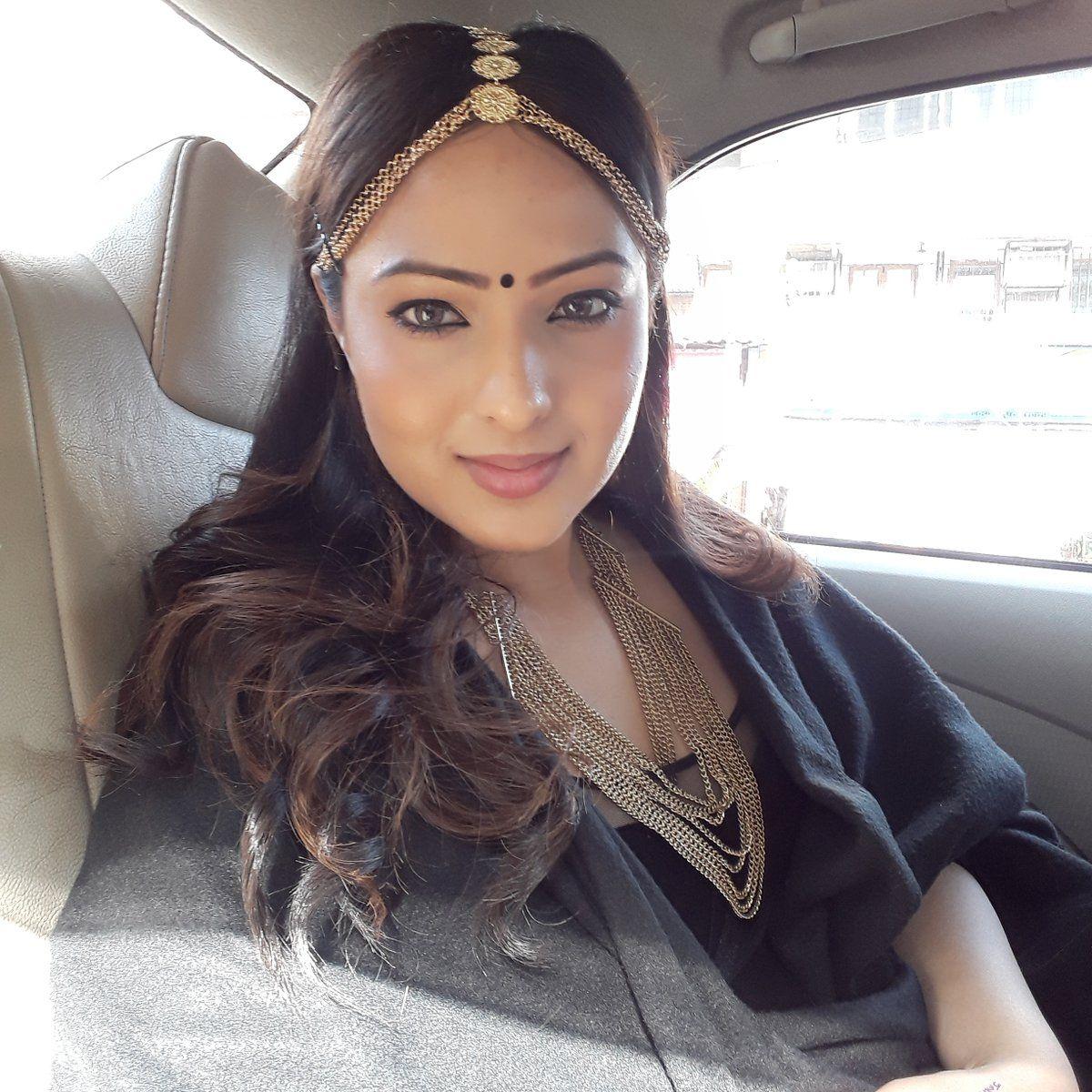 Actress Nikesha Patel Real life Personal Photos Collections!