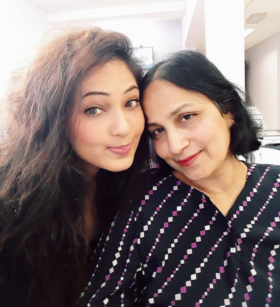 Actress Nikesha Patel Real life Personal Photos Collections!
