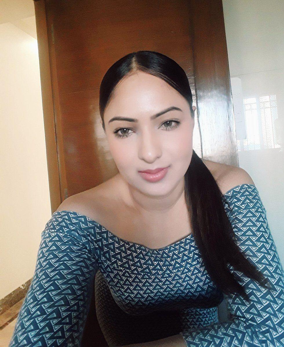 Actress Nikesha Patel Real life Personal Photos Collections!