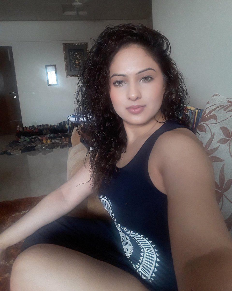 Actress Nikesha Patel Real life Personal Photos Collections!