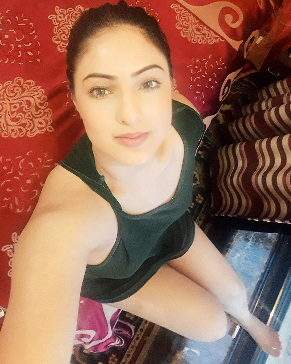 Actress Nikesha Patel Real life Personal Photos Collections!