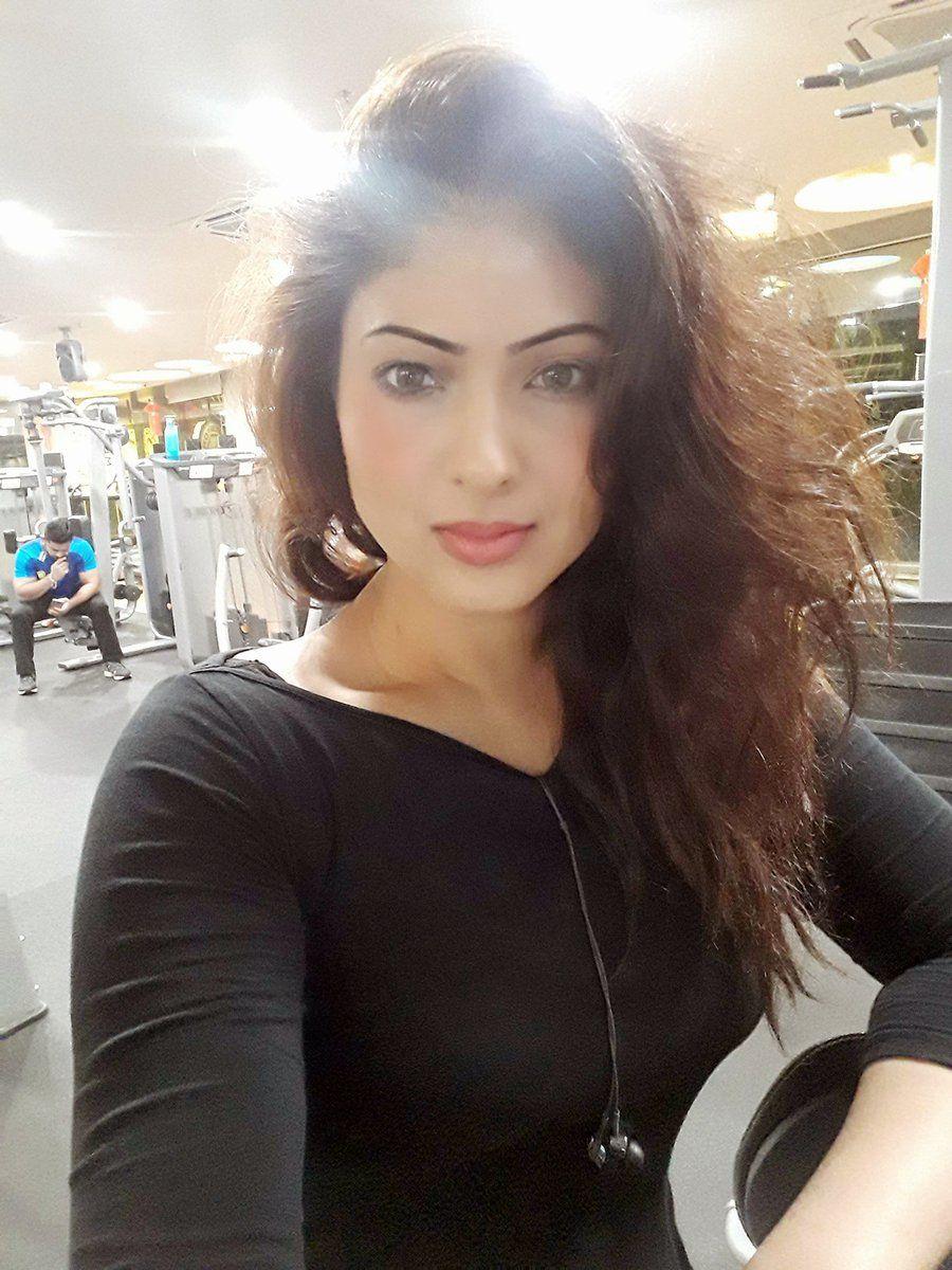 Actress Nikesha Patel Real life Personal Photos Collections!