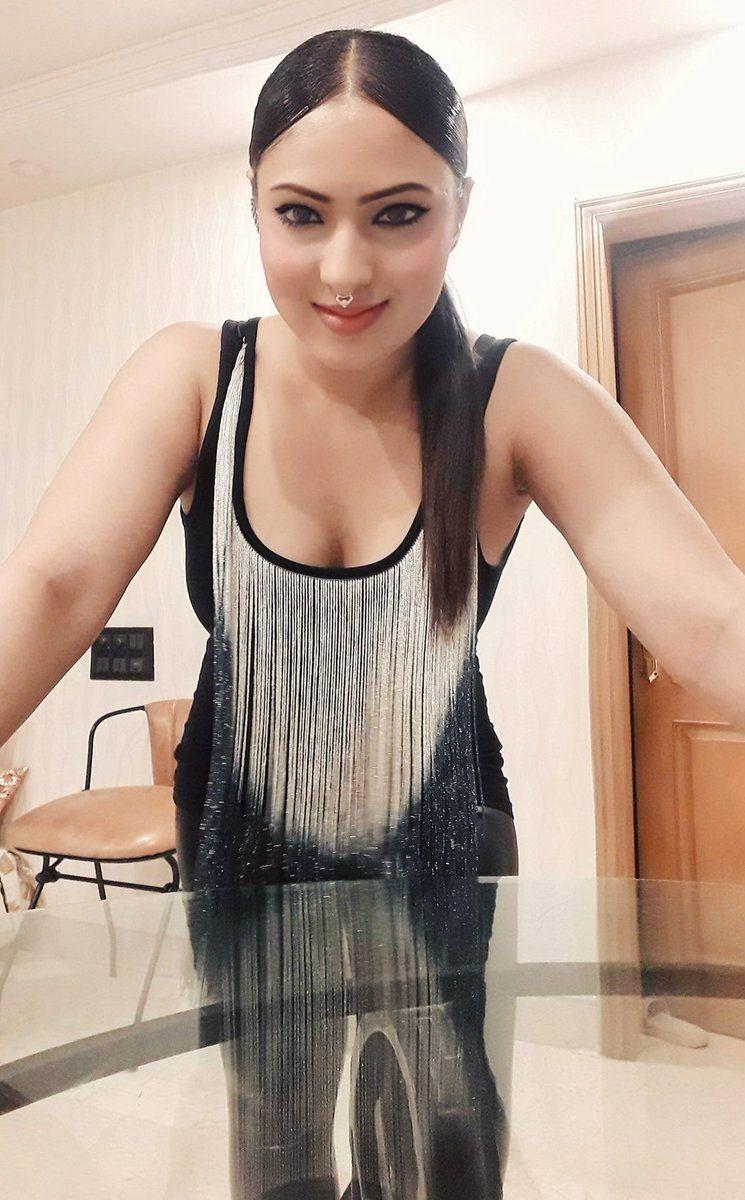 Actress Nikesha Patel Real life Personal Photos Collections!