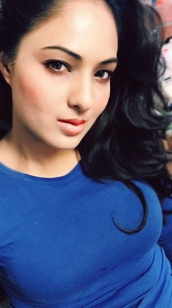 Actress Nikesha Patel Real life Personal Photos Collections!