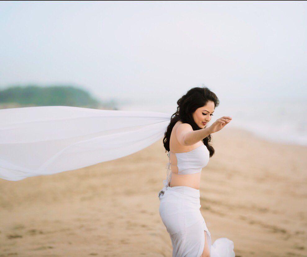 Actress Nikesha Patel Real life Personal Photos Collections!