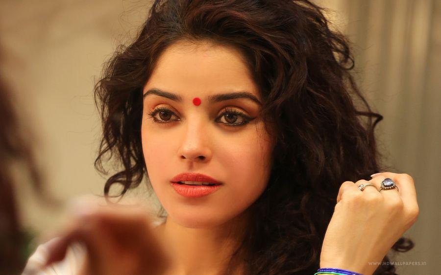 Actress Pia Bajpai's Hot Photos goes Viral on Internet