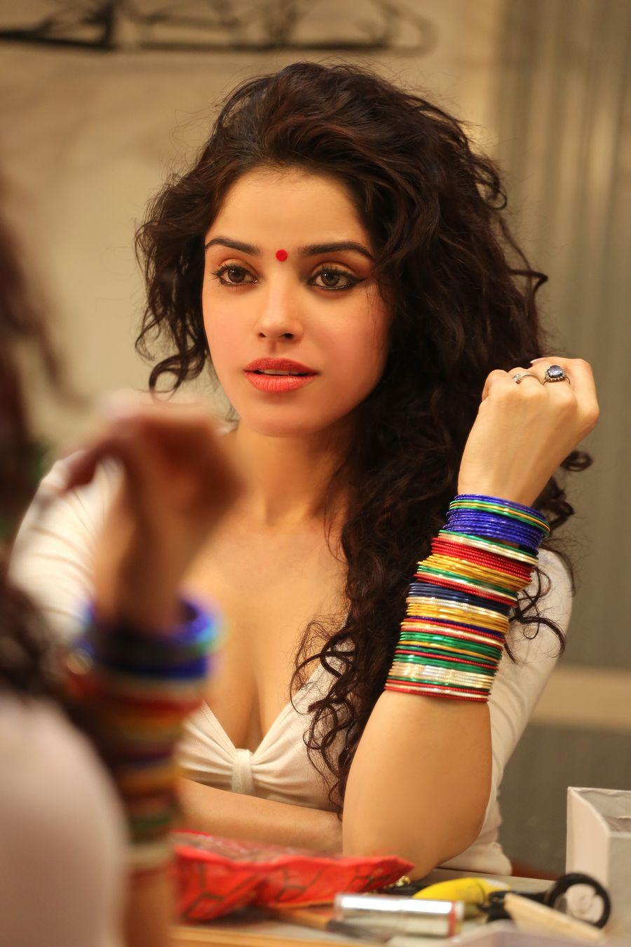 Actress Pia Bajpai's Hot Photos goes Viral on Internet