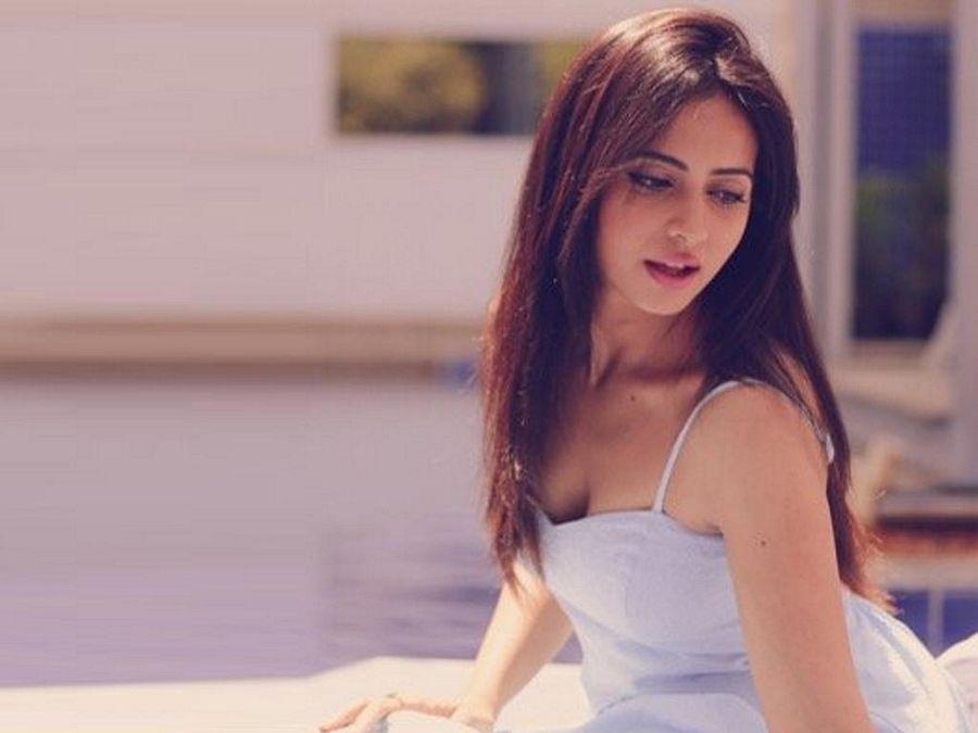 Actress Rakul Preet provoking our temptations - Spicy Photo Feature