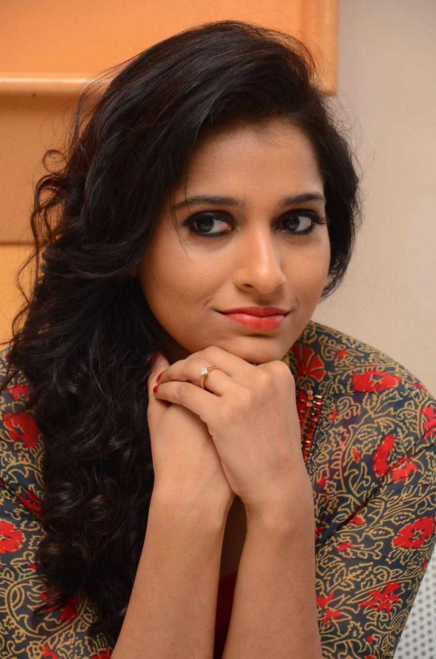 Actress Rashmi Gautam Latest Pics