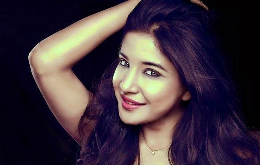 Actress Sakshi Agarwal PhotoShoot Exclusive Stills!