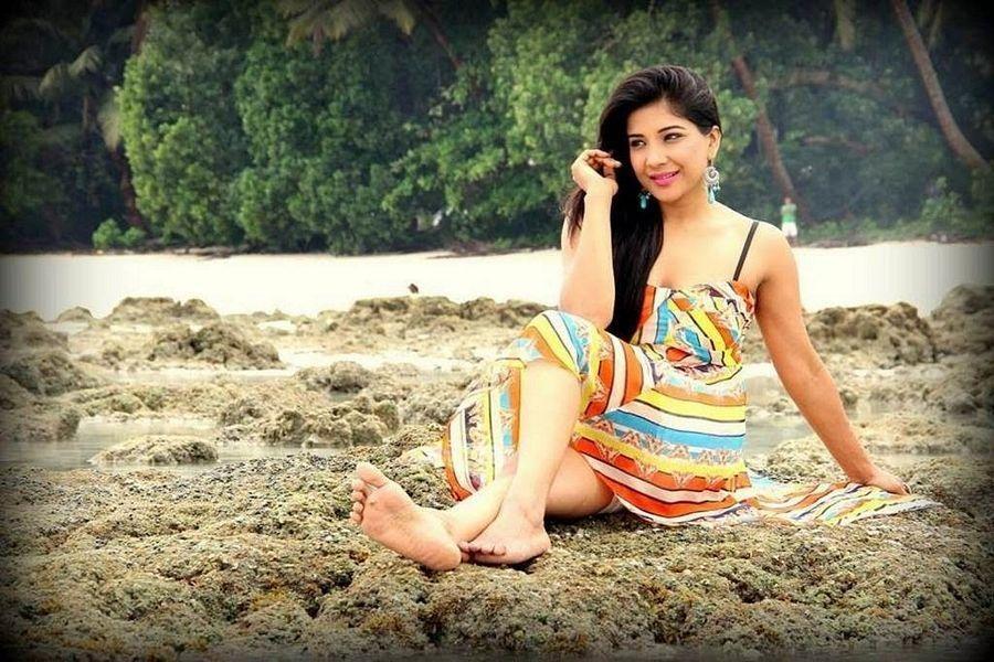 Actress Sakshi Agarwal PhotoShoot Exclusive Stills!
