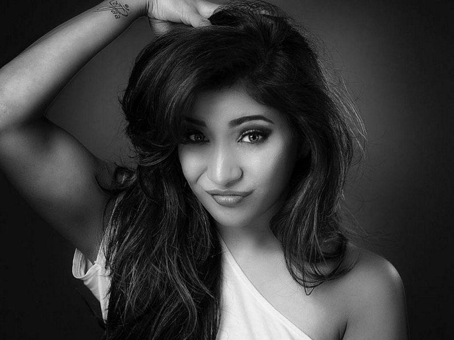 Actress Sakshi Agarwal PhotoShoot Exclusive Stills!