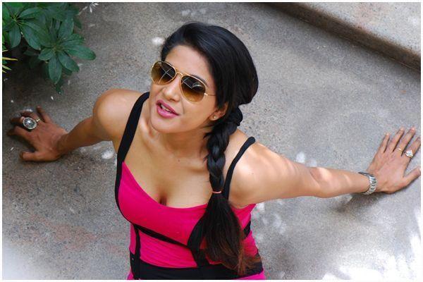 Actress Sakshi Agarwal PhotoShoot Exclusive Stills!