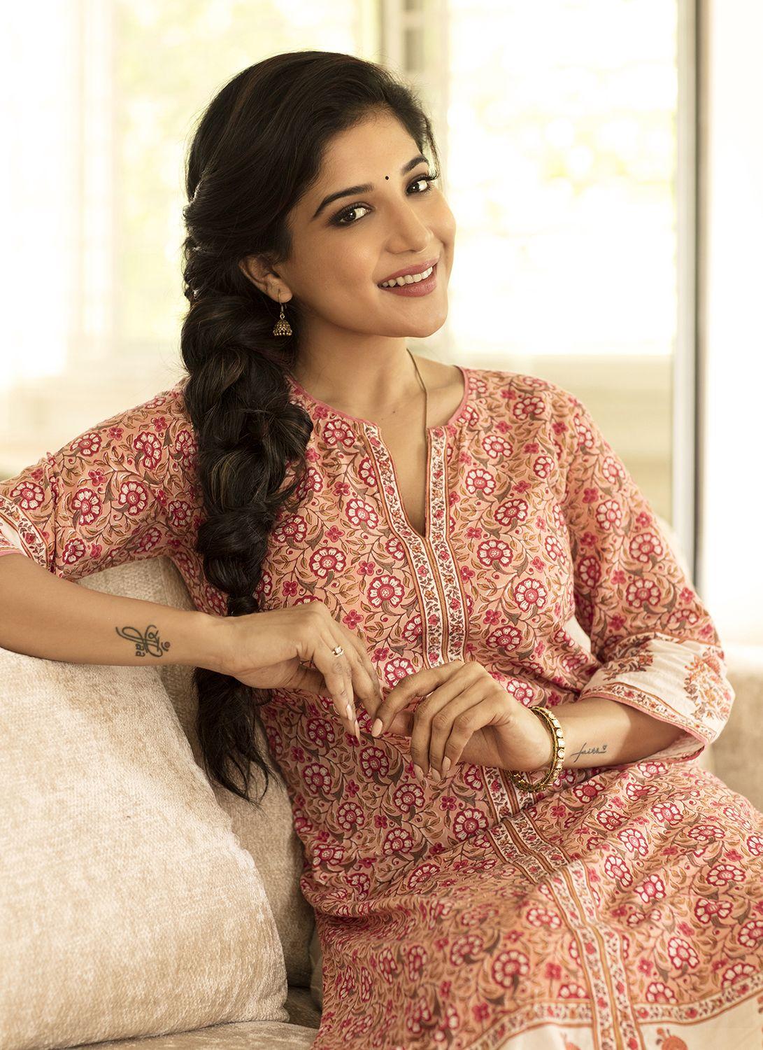 Actress Sakshi Agarwal PhotoShoot Exclusive Stills!