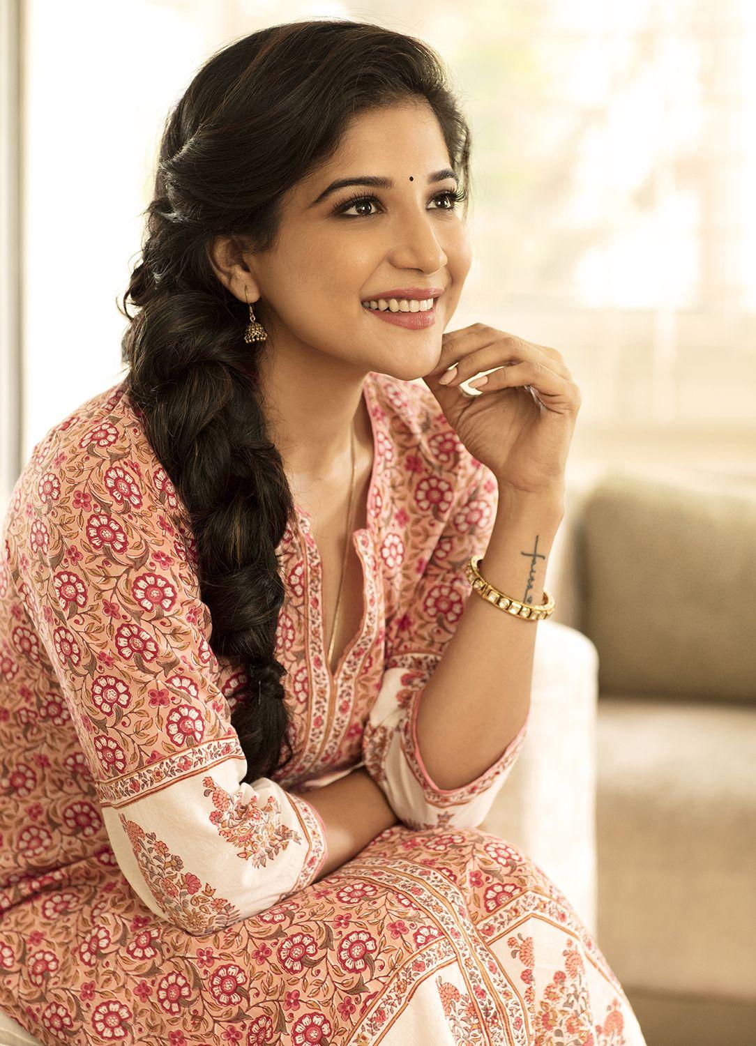 Actress Sakshi Agarwal PhotoShoot Exclusive Stills!