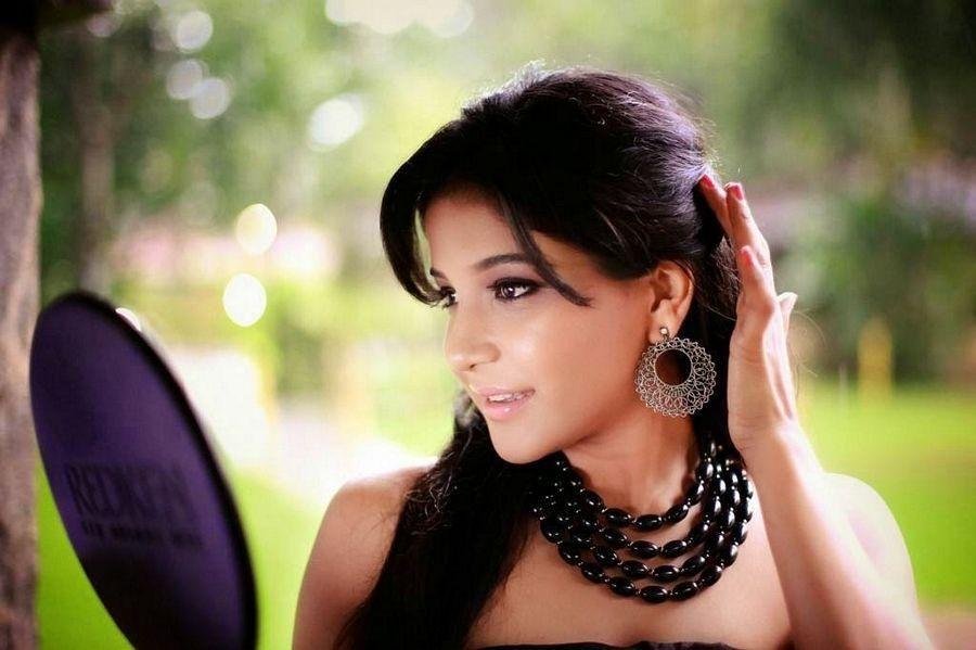 Actress Sakshi Agarwal PhotoShoot Exclusive Stills!