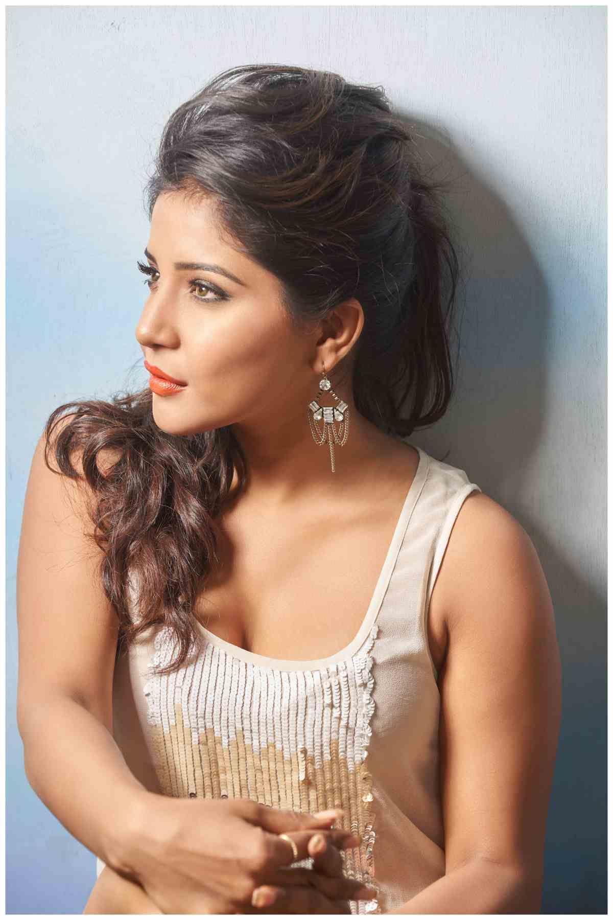 Actress Sakshi Agarwal PhotoShoot Exclusive Stills!