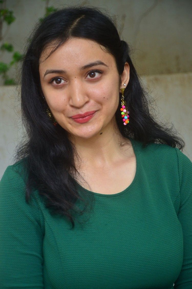 Actress Sakshi Kakkar New Stills