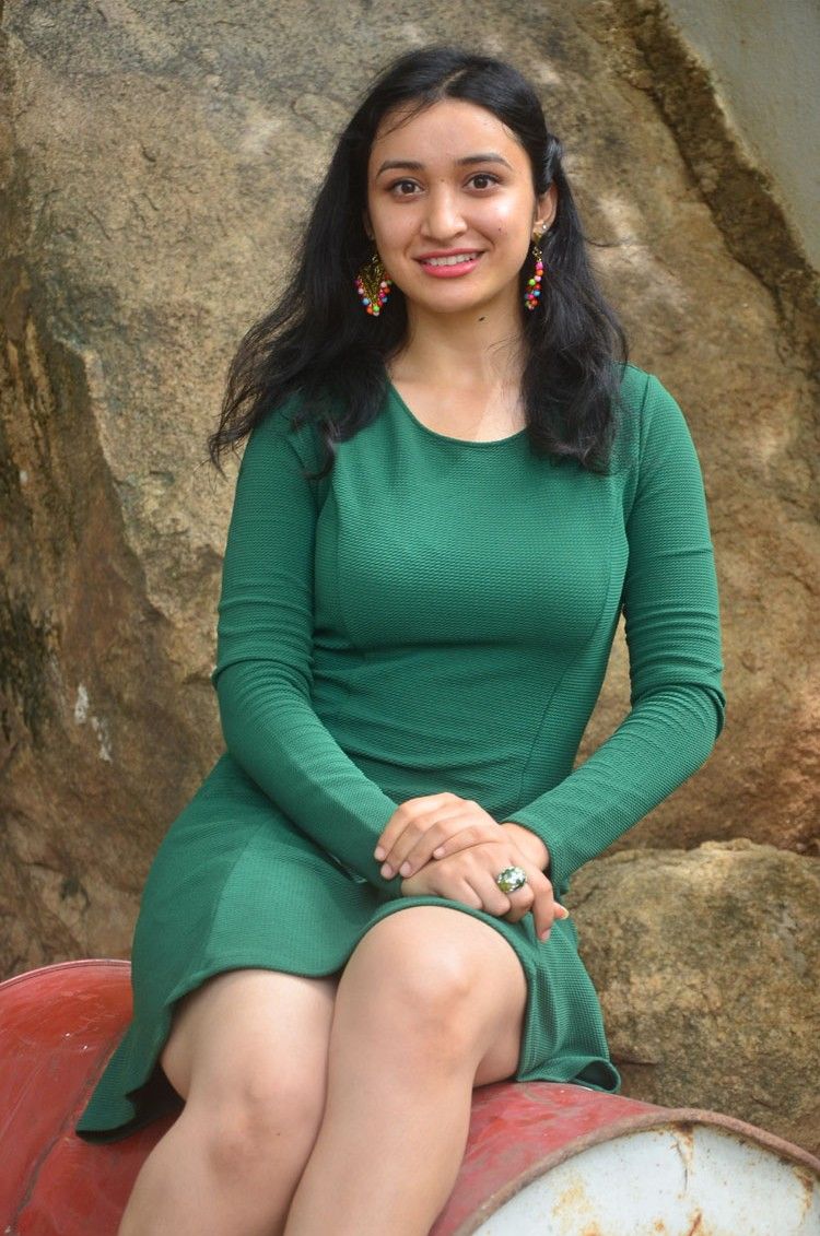 Actress Sakshi Kakkar New Stills