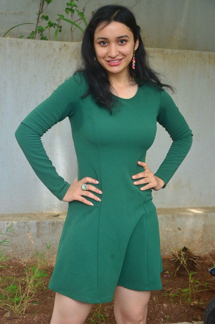 Actress Sakshi Kakkar New Stills