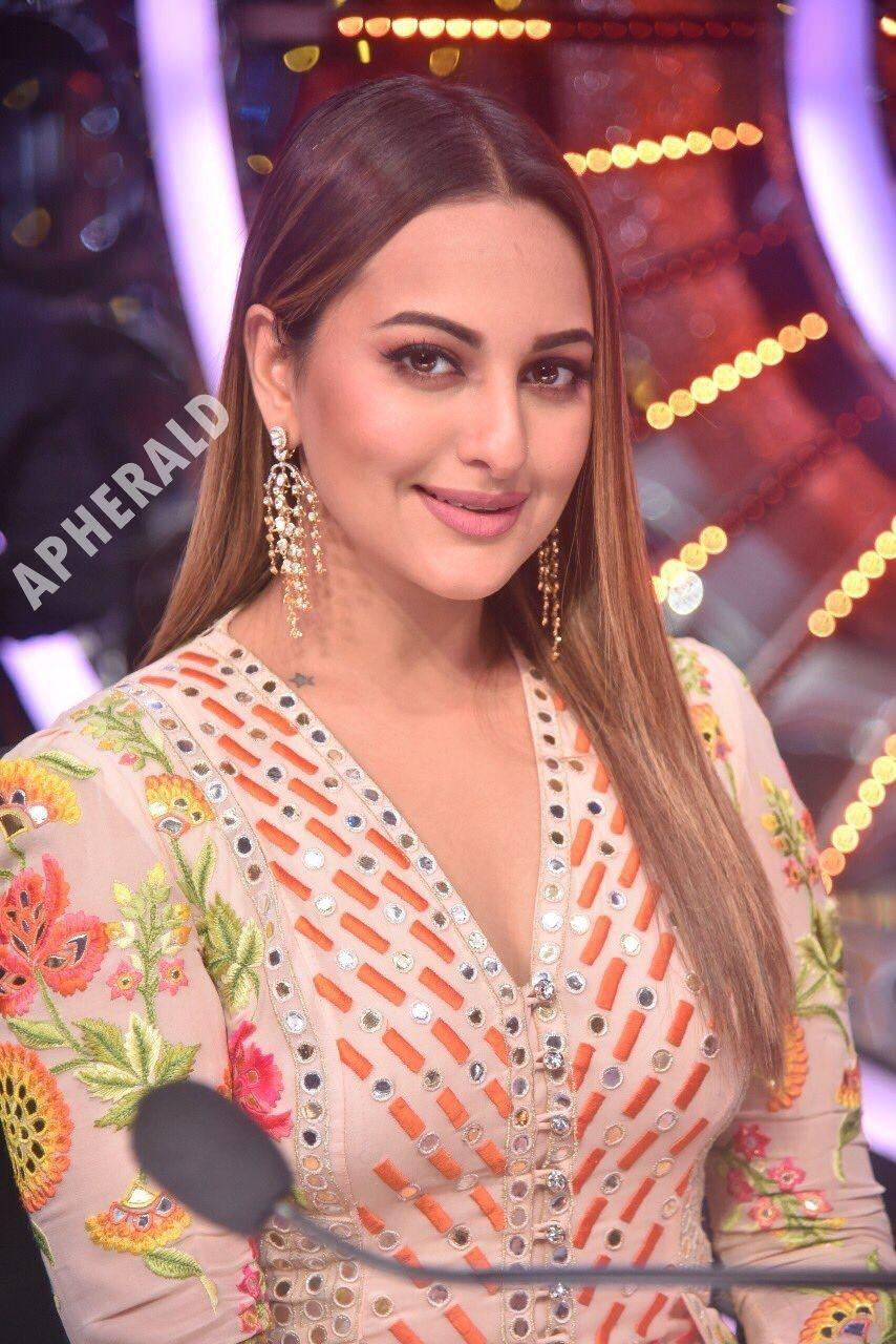 Actress Sonakshi Sinha Latest 2017 Photoshoot Stills