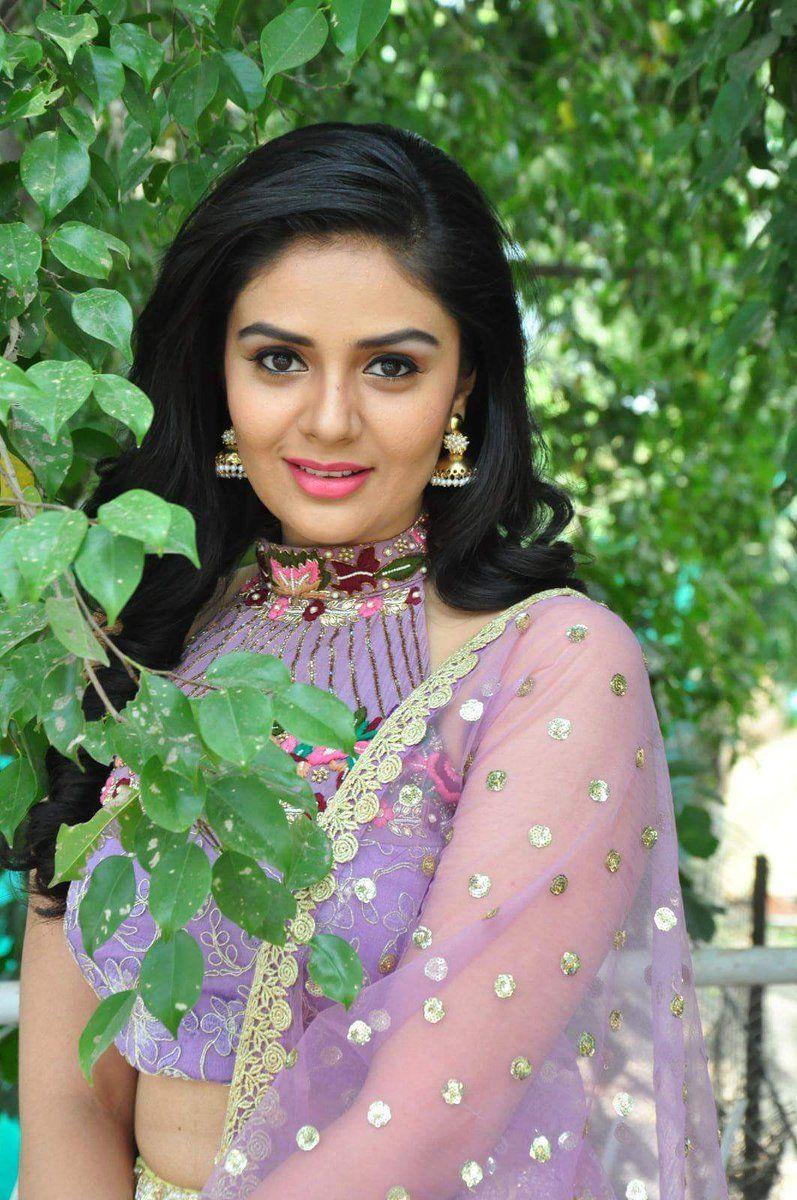 Actress Sree Mukhi Beautiful New Photos